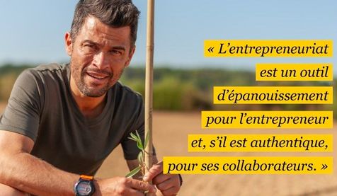 Alexis Muñoz accroupi a côté d'un jeune olivier et un tuteur avec une citation en surimpression : « L’entrepreneuriat est un outil d’épanouissement pour l’entrepreneur et, s’il est authentique, pour ses collaborateurs. »