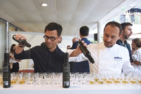 Alexis Muñoz le producteur d'huile d'olive et Lionel Giraud, chef 2 étoiles Michelin en train de faire couler de l'huile d'olive et café Lavazza, dans des gobelets de dégustation, pendant l'evenement de lancement de ce produit inattendu.