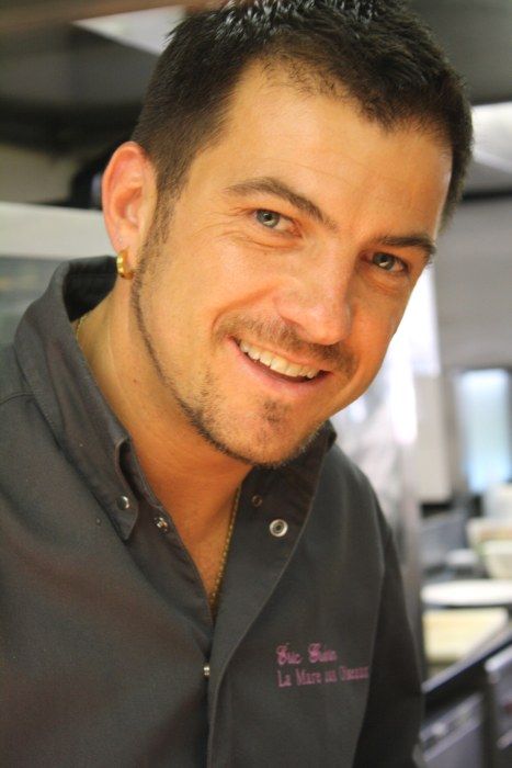 Chef Eric Guerin, souriant, dans les cuisines de son restaurant La Mare aux Oiseaux  