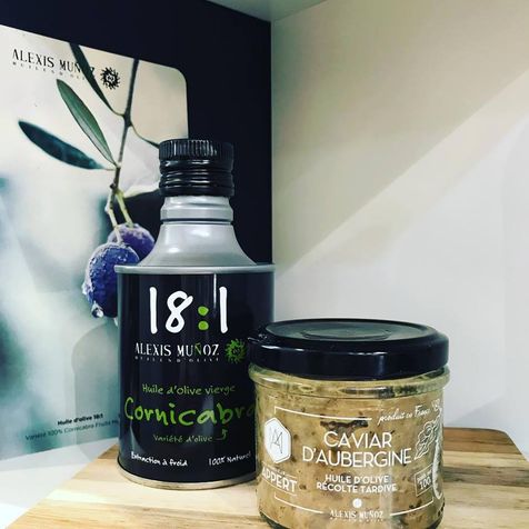 Bidon cylindrique noir d'huile d'olive 18:1 Alexis Muñoz et caviar d'aubergine de la marque Monsieur Appert