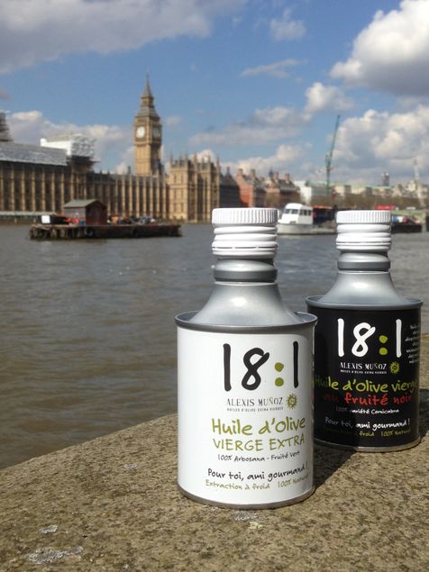2 bidons cylindriques de 250ml blanc et noir d'huile d'olive , de la marque Alexis Muñoz, à Londres avec en arrière plan le Big Ben.