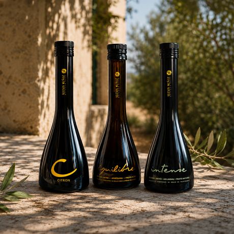 Bouteilles en verre d'huiles d'olive Editions Limtiées produites par Alexis Muñoz.