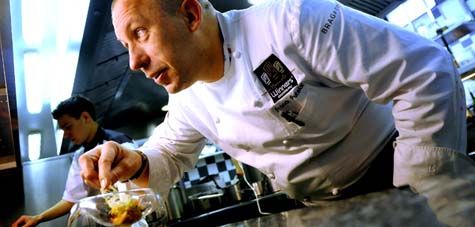 Chef Franck Putelat au pass, dans sa cuisine 