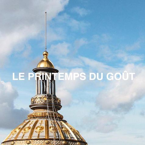 Dome du printemps du goût à Paris, vue d'un ciel nuageux et bleu
