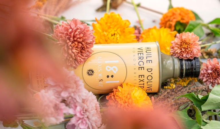 The image showcases Alexis Muñoz’s single-variety olive oils, 18:1 Arbequina, in its 50 cl format.