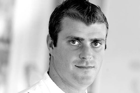 Photo en noir et blanc du chef étoilé Christopher Coutanceau.