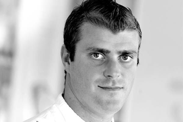 Photo en noir et blanc du chef étoilé Christopher Coutanceau.