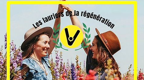 Deux jeunes filles, vêtues de robes se tiennent par la main et se regardent en souriant. Elles sont dans un champs de fleurs, très coloré. Au centre de la photo, il y a le logo des lauriers de la régénération avec des feuilles de lauriers. 