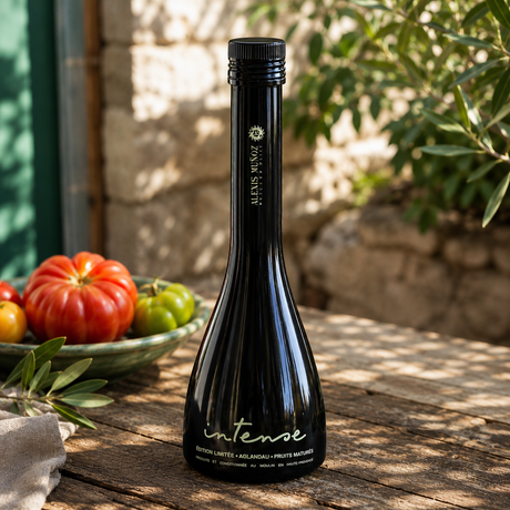 Bouteille Edition Limitée Intense, en verre opaque, produite par Alexis Muñoz.