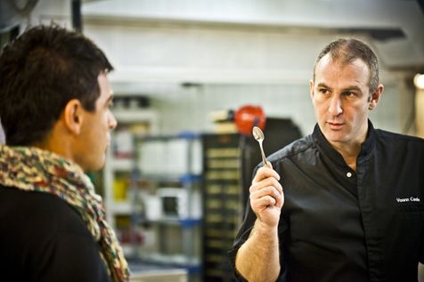 Le producteur d'huile d'olive et élaïologue Alexis Muñoz en train de déguster et de discuter avec le Chef Yoann Conte, dans les cuisines de son restaurant.