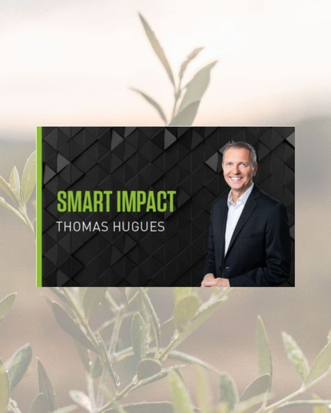 Fond d'écran branche d'oliviers avec des olives et coucher de soleil et en premier plan thomas Hugues dans un cadre noir et texte en vert SMART IMPACT 