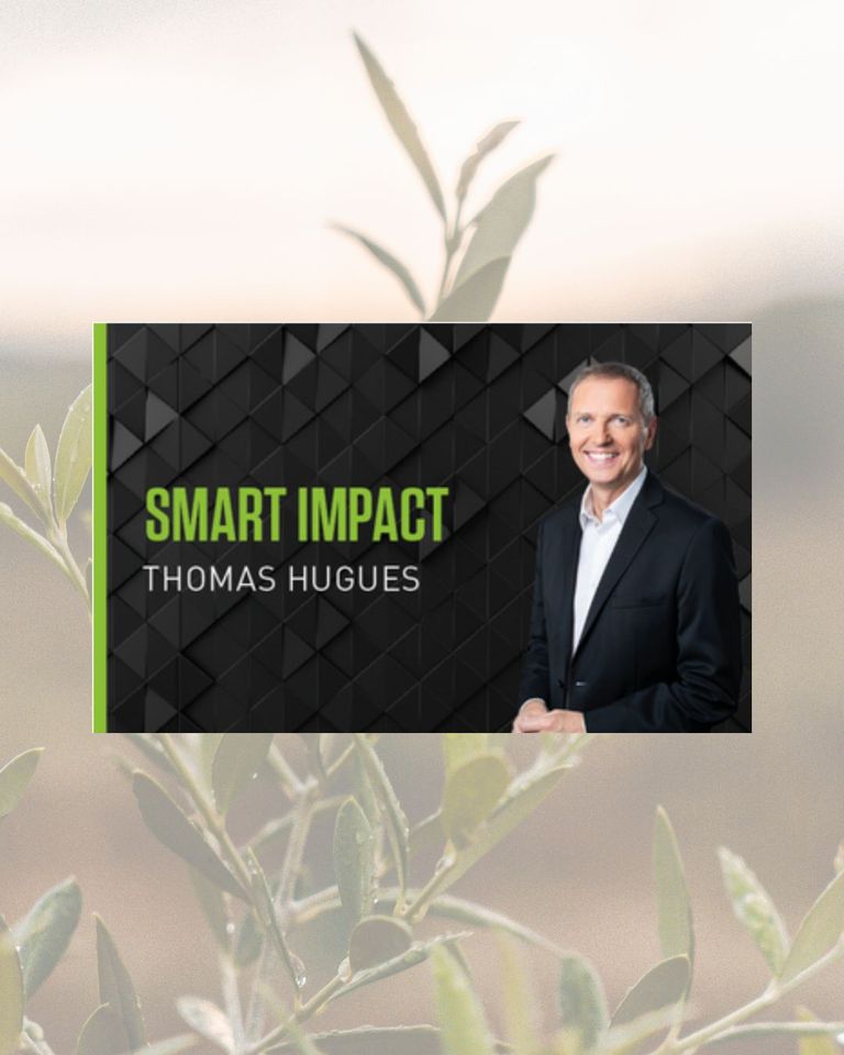 Fond d'écran branche d'oliviers avec des olives et coucher de soleil et en premier plan thomas Hugues dans un cadre noir et texte en vert SMART IMPACT
