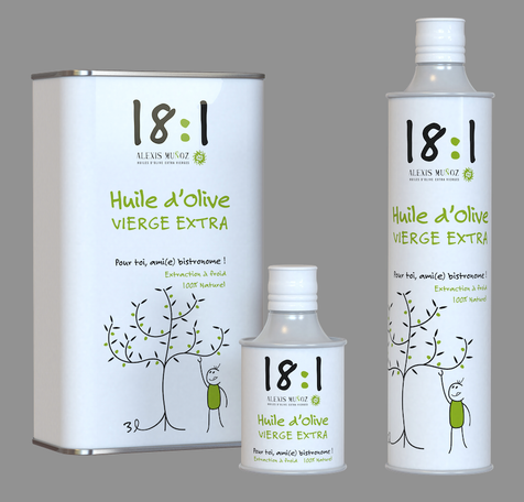 Trois contenants d'huile d'olive vierge extra de la marque 18:1 Alexis Muñoz, présentés dans des emballages blancs modernes avec un design minimaliste et un dessin d'olivier stylisé. Les formats incluent deux bidons cylindriques et un bidon carré de 3L.