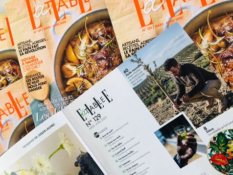 Photo montrant plusieurs exemplaires du magazine 