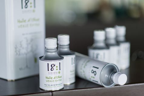 Bidons d'huile d'olive, de la marque Alexis Muñoz 18:1, blanc cynlindriques et carré de la variété Picual.